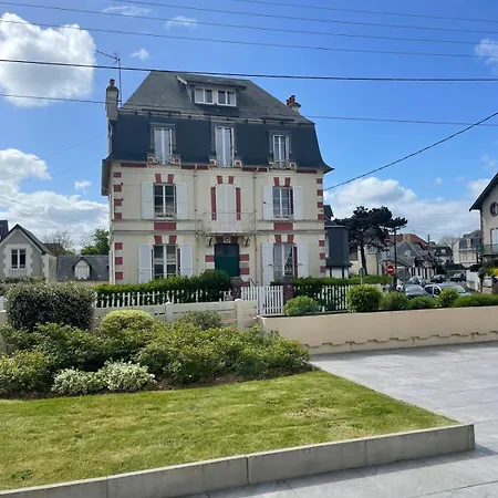 A 2 Pas De La Et Du Casino Cabourg